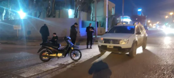 Colisionó con una camioneta y terminó sin moto por falta de documentación