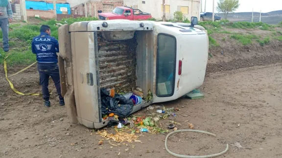 Comodoro: un automovilista perdió el control de su camioneta y volcó