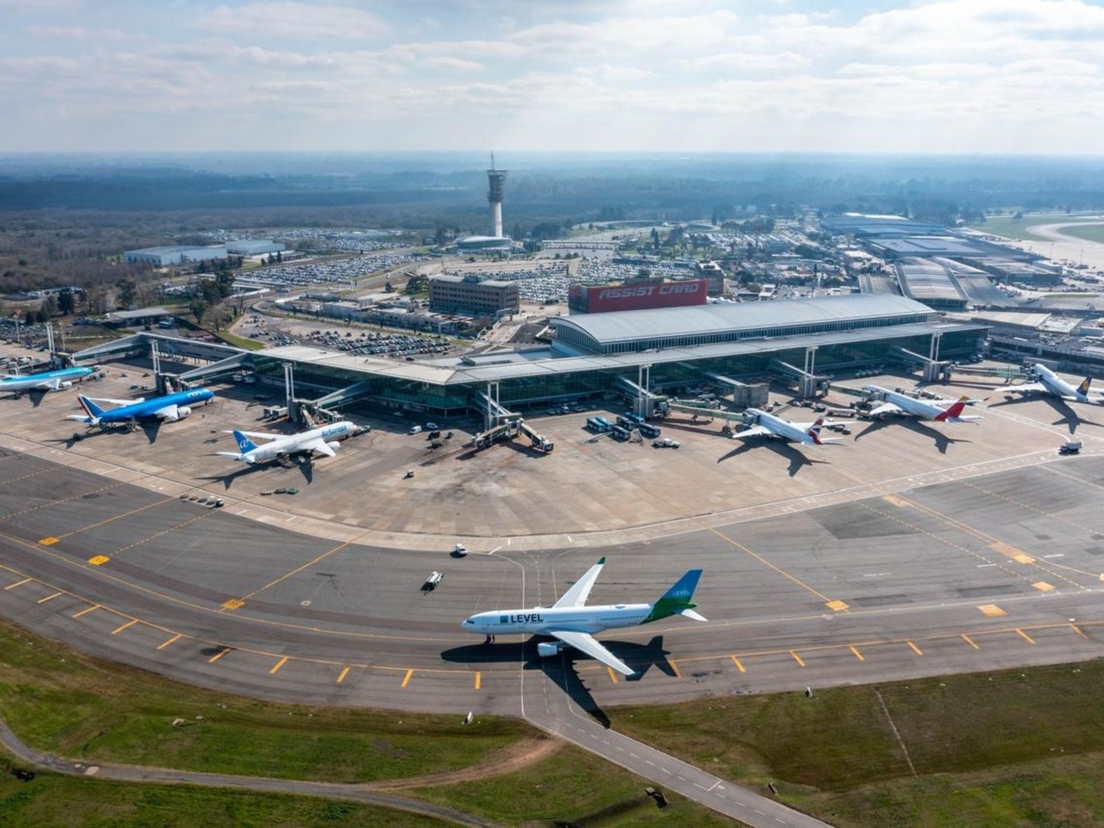 Denuncian que por "motivos operativos" una aerolínea está dejando pasajeros virtualmente varados en Madrid y Buenos Aires