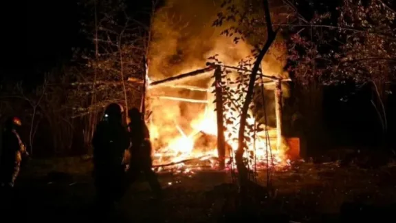 Denunció que intentaron desalojarla con armas y luego incendiaron su casilla