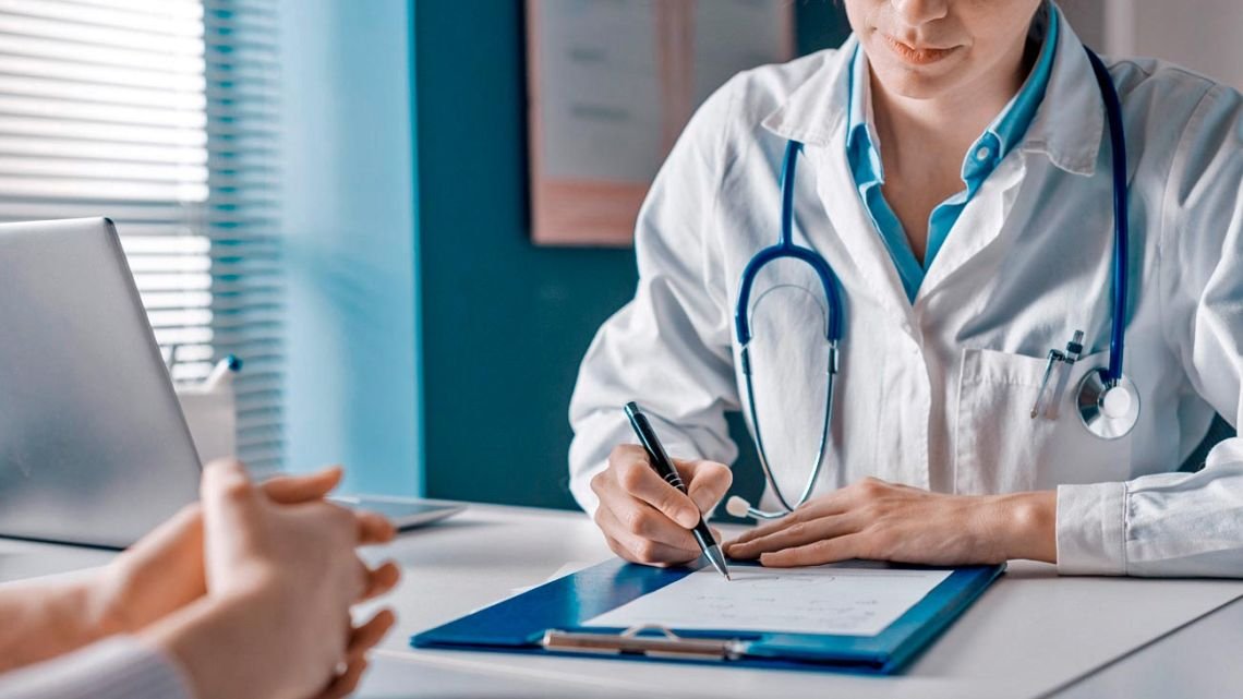 Detuvieron a una banda de falsos médicos en Florencio Varela: usaban ambulancias falsas y enseñaban a suturar por WhatsApp