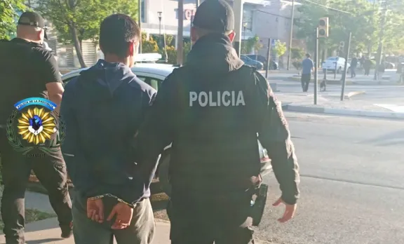 Detuvieron en Plaza Centenario a un joven de 22 años que registraba pedido de captura vigente