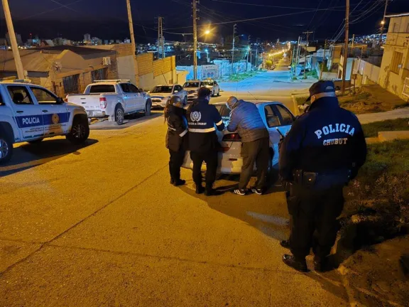 Dos detenidos con cocaína y un revólver en un remis en Comodoro