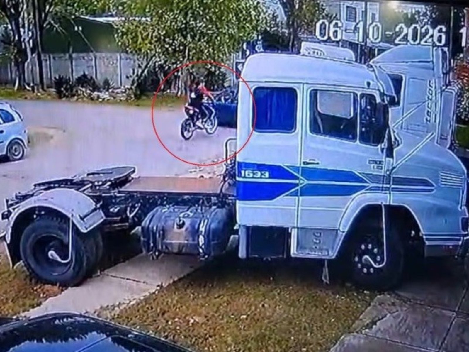 Dos menores que iban en una moto de alta cilindrada están en estado crítico, tras chocar violentamente contra un auto
