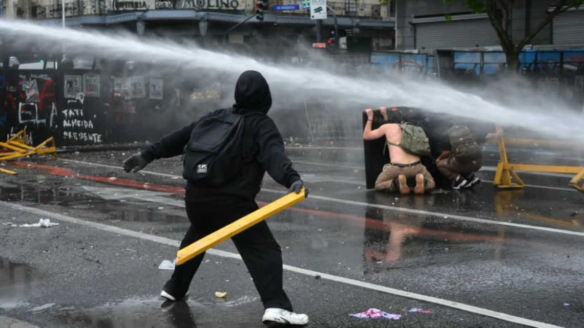 El Gobierno reprimió por primera vez una Marcha Federal Universitaria: más de 30 detenidos y ocho policías heridos