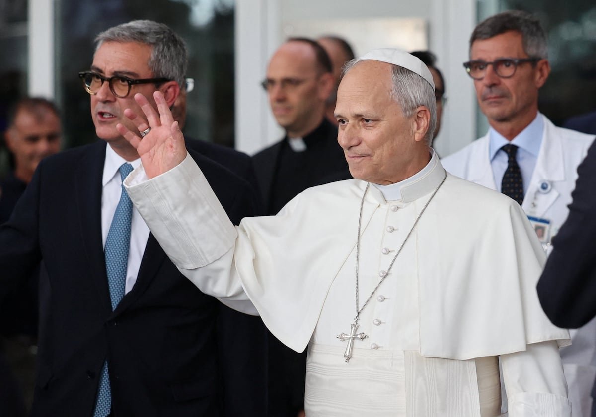 El Papa sale del hospital cuatro días después de su operación de pulmón | Internacional