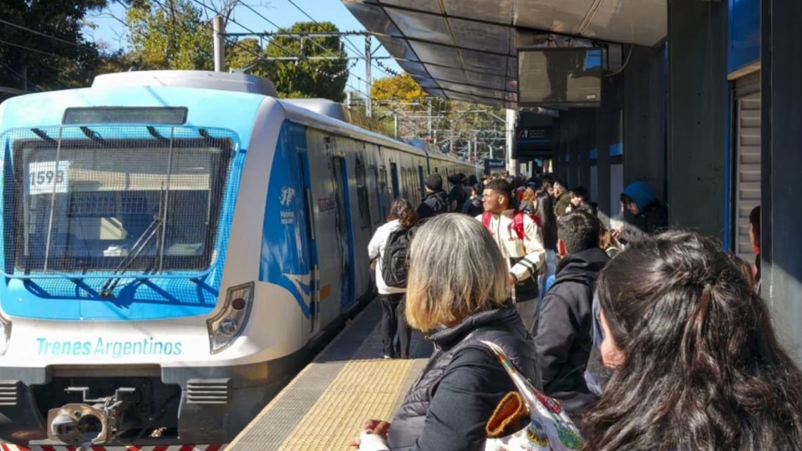 El Tren Roca sumó servicios nocturnos desde Constitución por el furor de BTS en La Plata