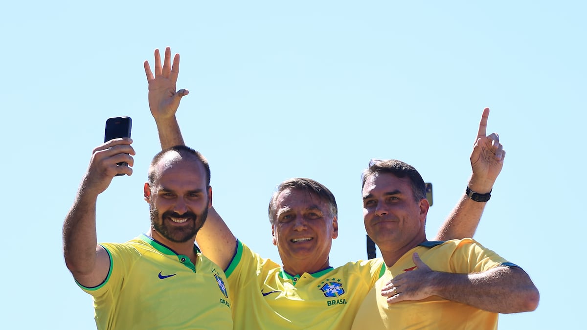 El clan Bolsonaro, un presidenciable, cuatro nuevos parlamentarios y un sinfín de tensiones internas