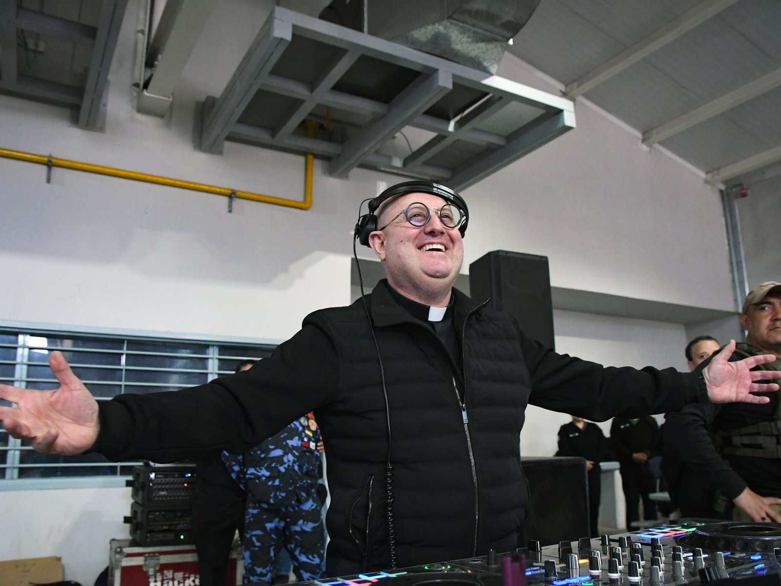 El cura DJ que conquista a los jóvenes llegó a Mendoza con un show solidario, a un mes de la visita del Papa León XIV