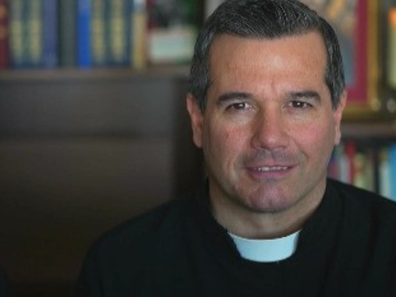 El cura defensor de los represores que explica cómo salir de la homosexualidad dio una charla en Chile sobre la enseñanza a los chicos