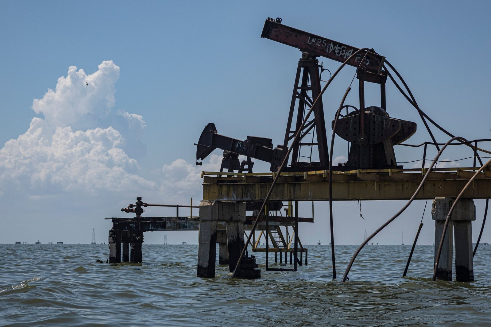 El precio del petróleo sube más del 3% y añade más presión a deuda y Bolsas