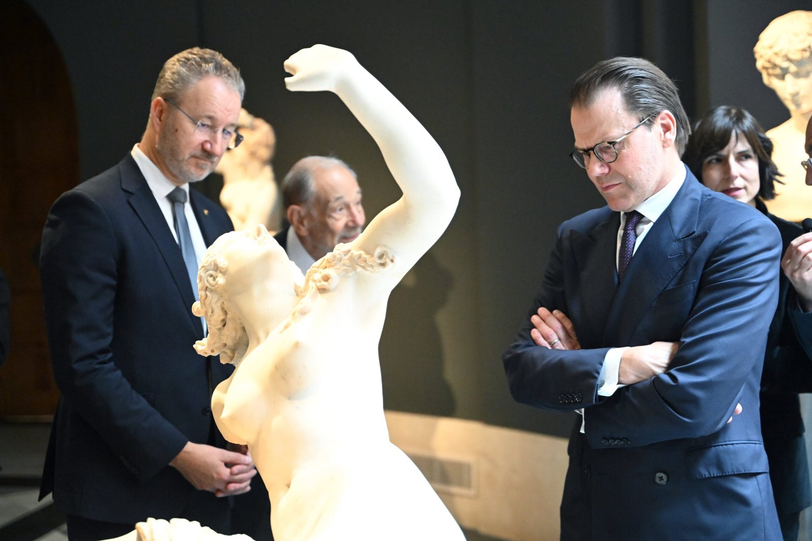 El príncipe Daniel de Suecia visita el Museo del Prado para admirar el legado escultórico de la inclasificable reina Cristina