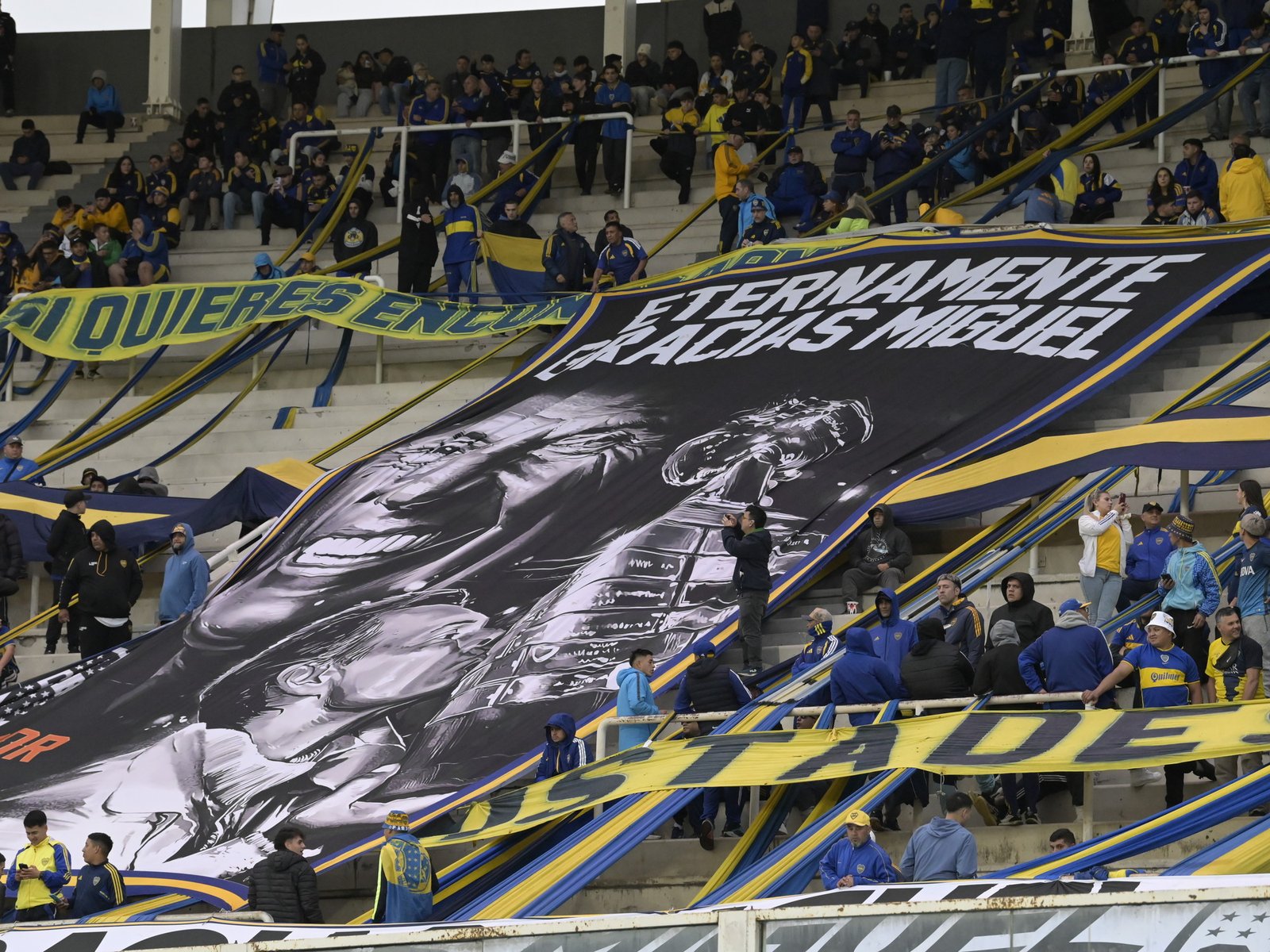 El trapo especial de la hinchada de Boca dedicado a Russo a un año de su fallecimiento :: Olé