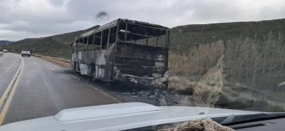 Emergencia en la ruta 26: se incendió un colectivo de transporte de personal petrolero