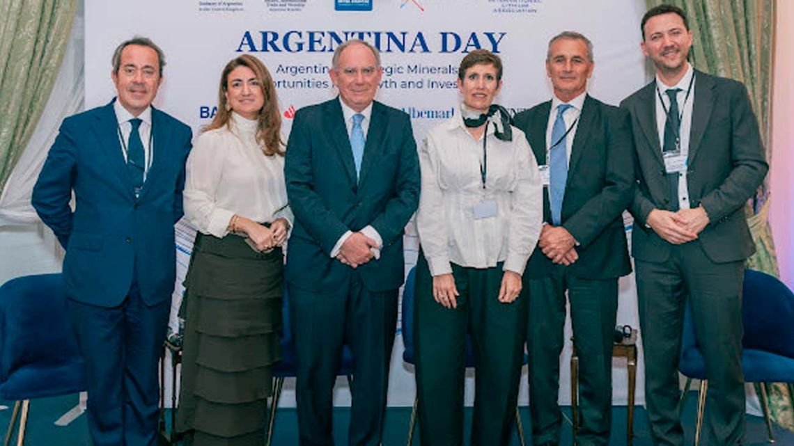 En medio de la tensión por Malvinas, el Gobierno busca inversiones de litio en Inglaterra