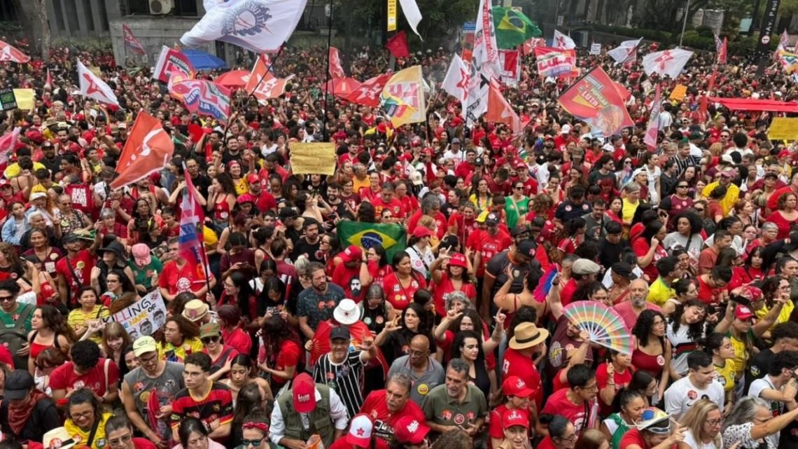 En vivo: Lula llegó a la avenida Paulista, donde una multitud se concentra desde temprano antes del balotaje en Brasil