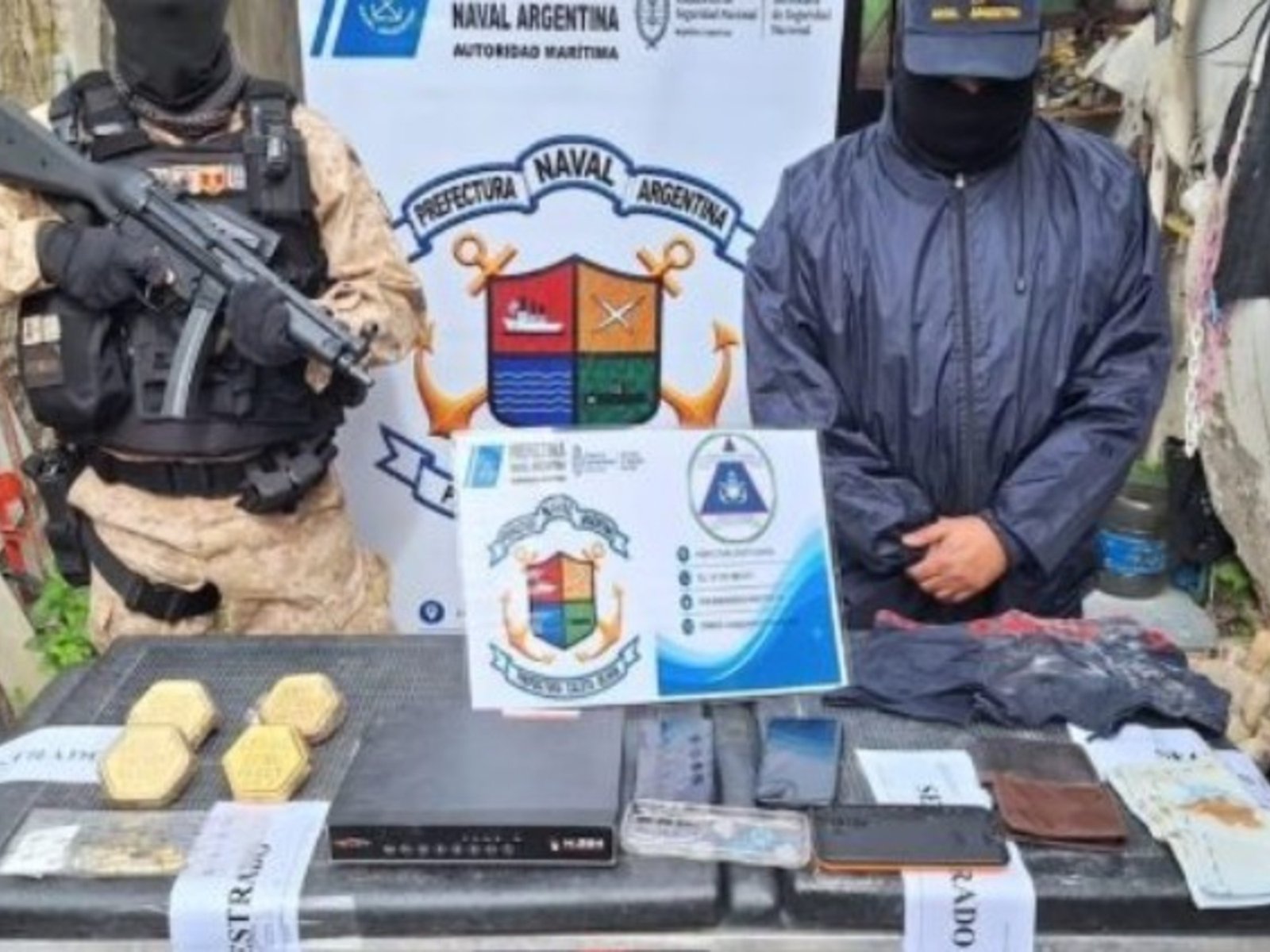 Encontraron lingotes de oro escondidos en un inodoro durante un allanamiento por la desaparición de un hombre en Santa Cruz