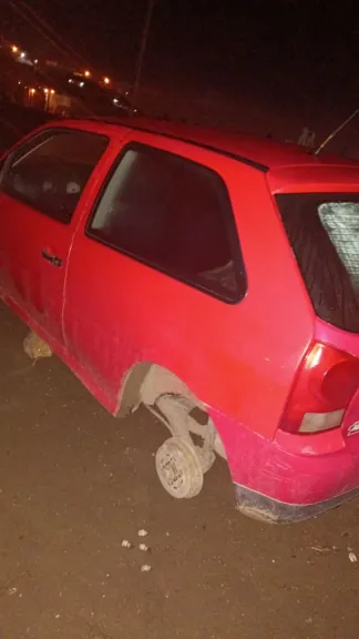 Encontraron un auto denunciado como robado: le sacaron las ruedas y la batería