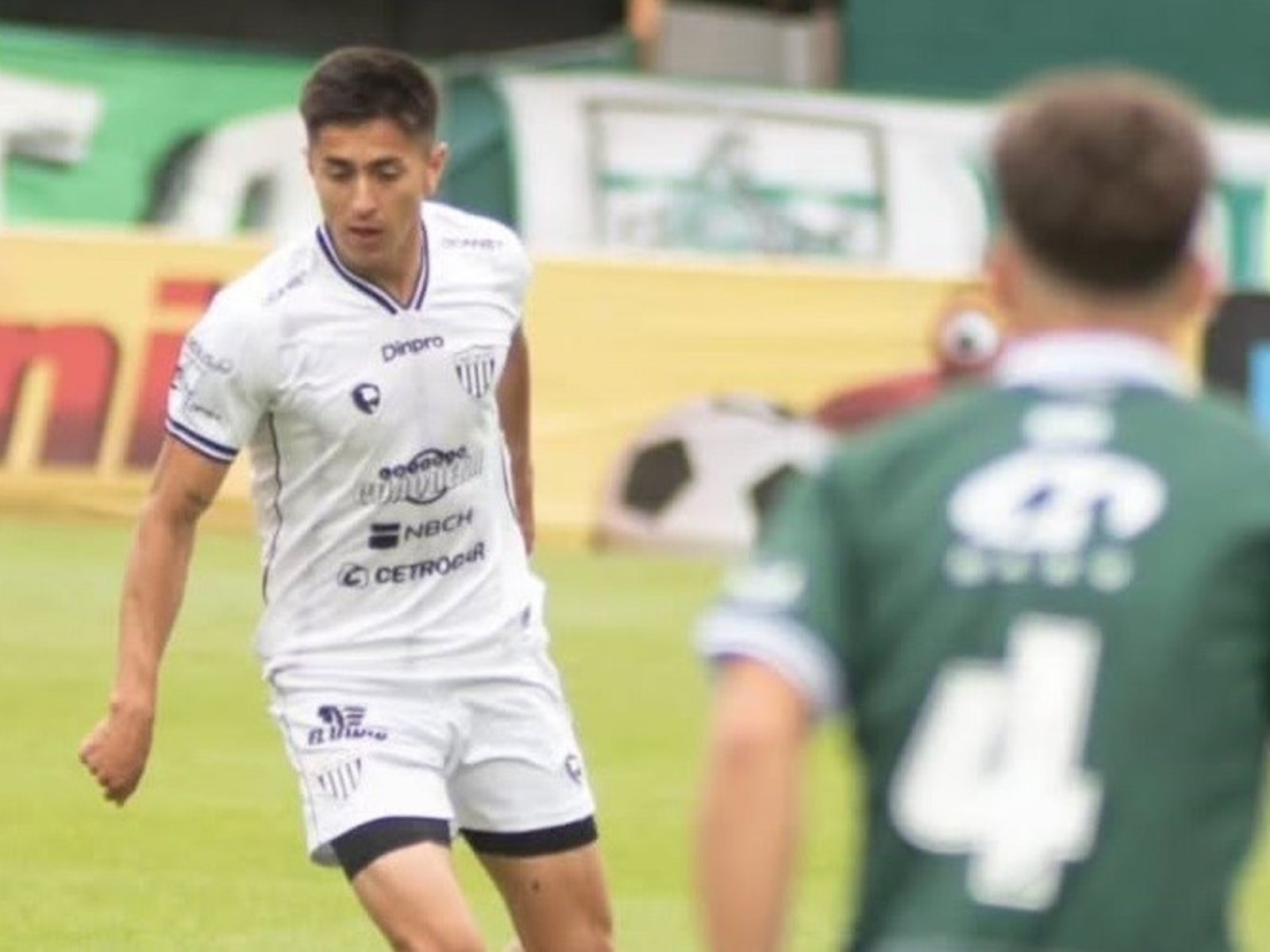 Ferro sufrió un gol a los 13 segundos, terminó goleado por Chaco For Ever y complicó su regreso a Primera tras 26 años