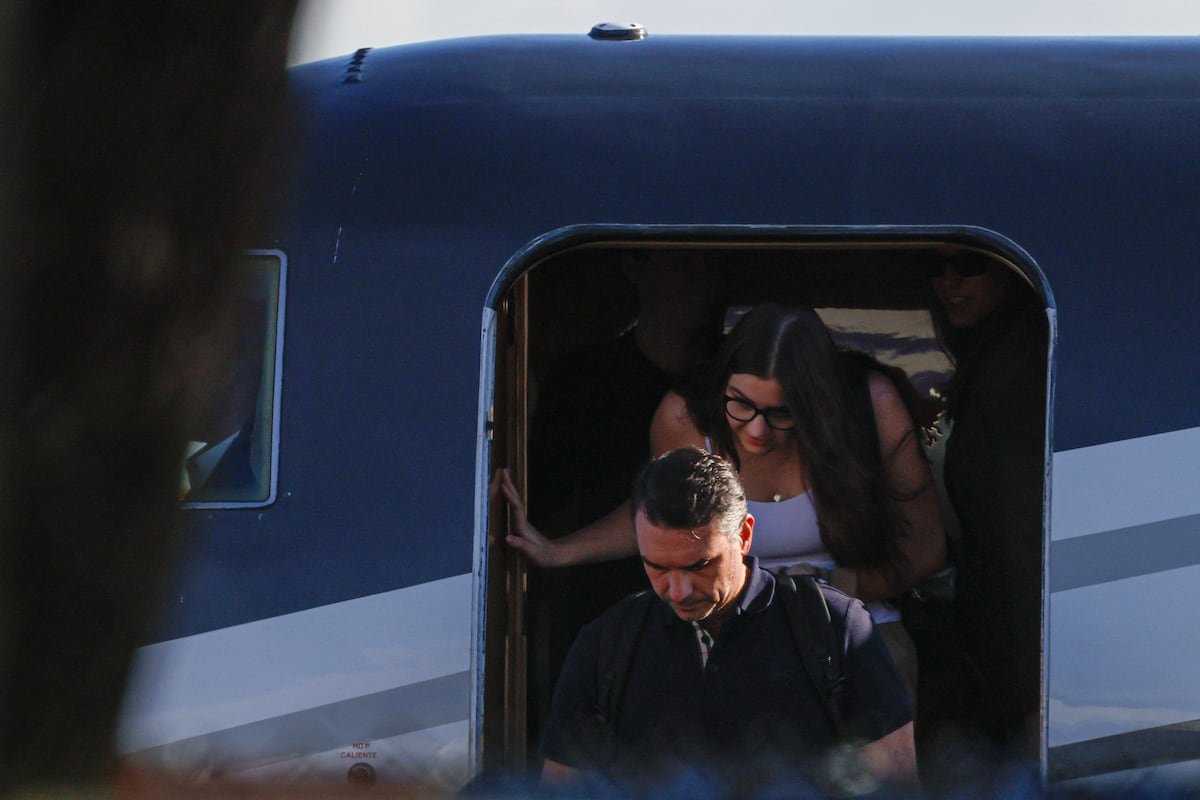Flávio Bolsonaro se declara “líder” de Brasil horas después de aterrizar en Miami