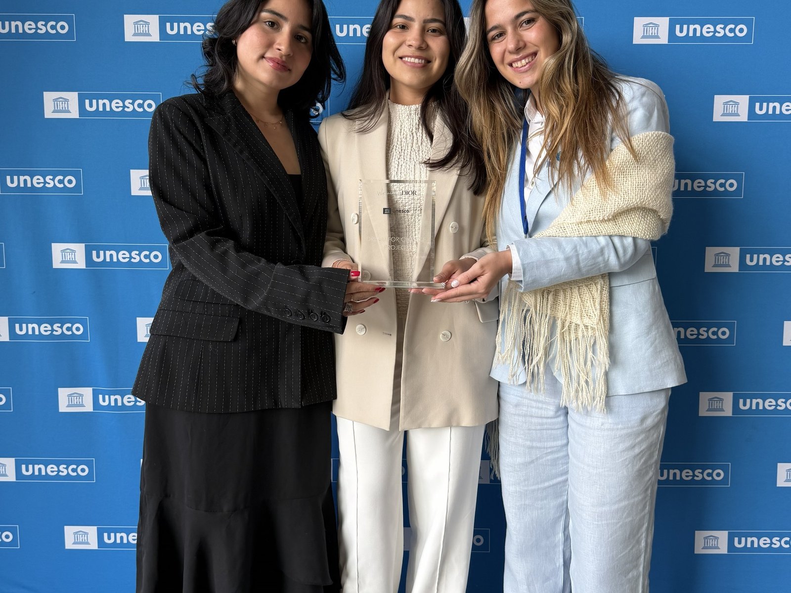 Ganaron un importante concurso en Francia y armaron una ONG para que vendan las tejedoras del Norte
