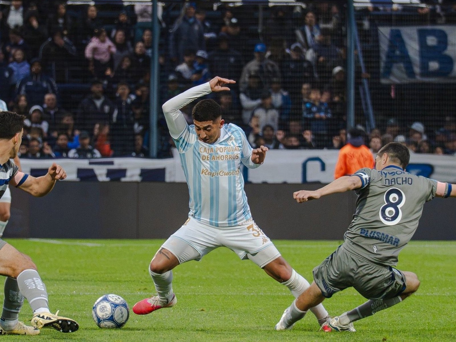 Gimnasia rescató un empate sobre el final con un penal de VAR y evitó los silbidos