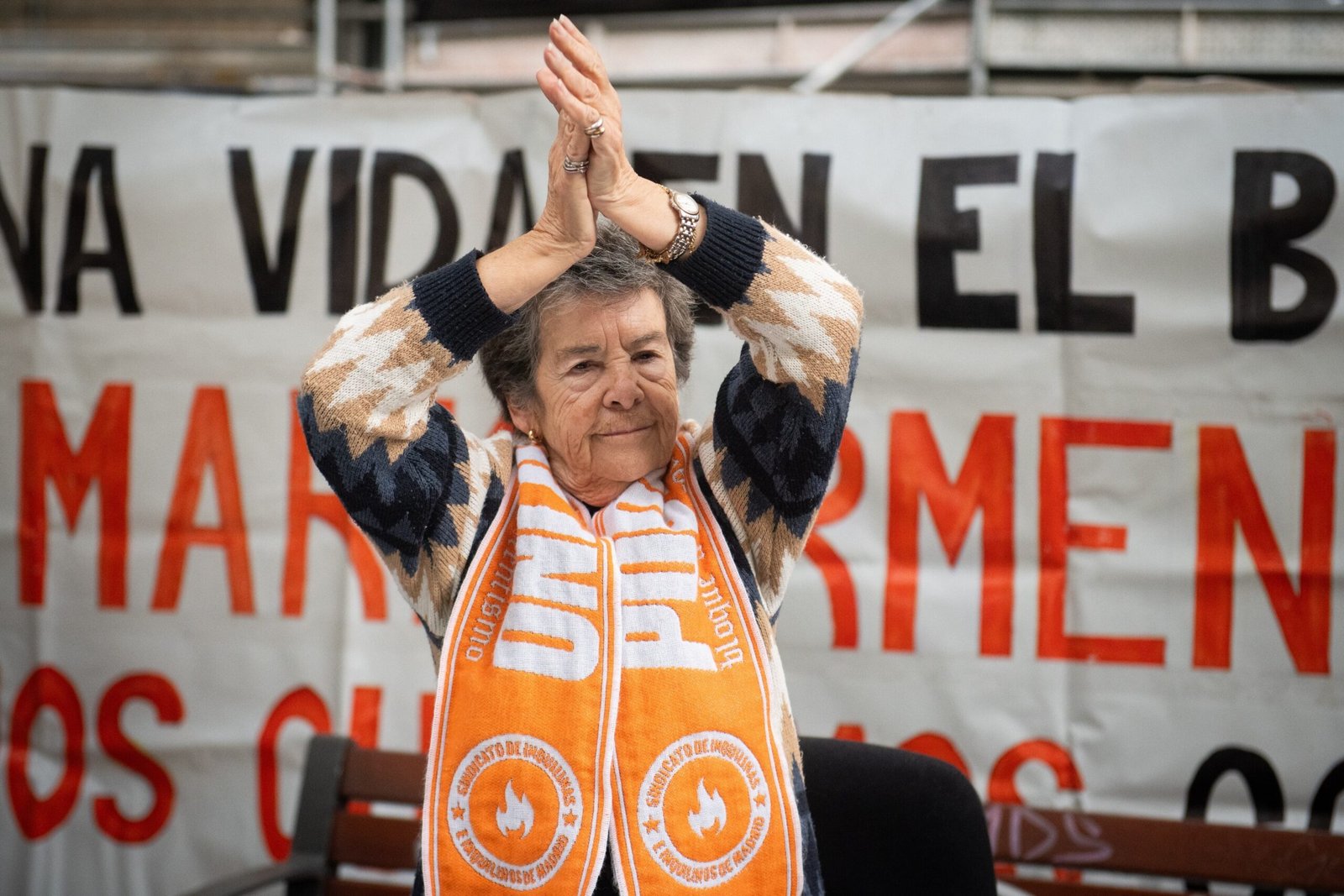 Maricarmen celebra el aplazamiento de uno de sus cuatro desahucios, a 29 de octubre de 2025, en Madrid.