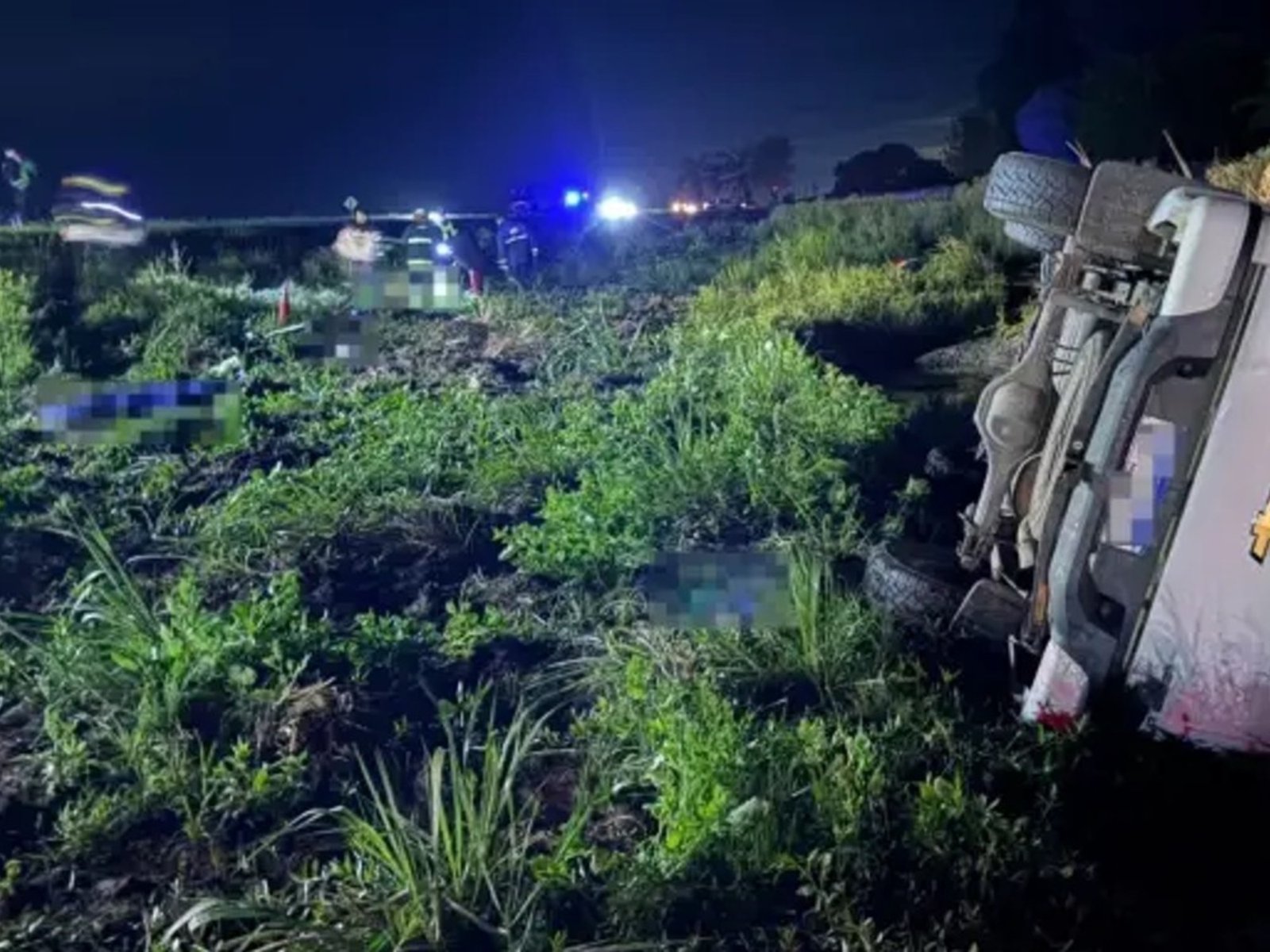 Iban con un bebé en moto por una ruta nacional, de noche, y los chocó una camioneta: murieron los tres
