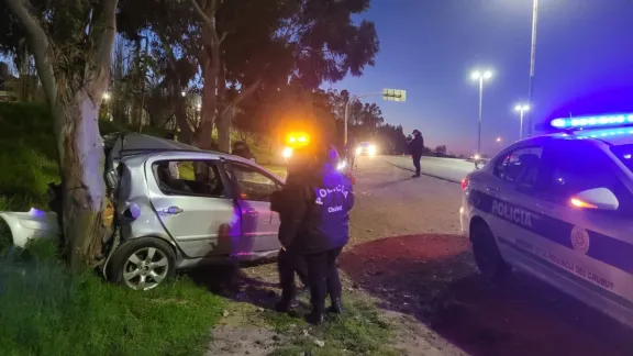 Impactó contra un auto, huyó y chocó contra un árbol en la curva del papa