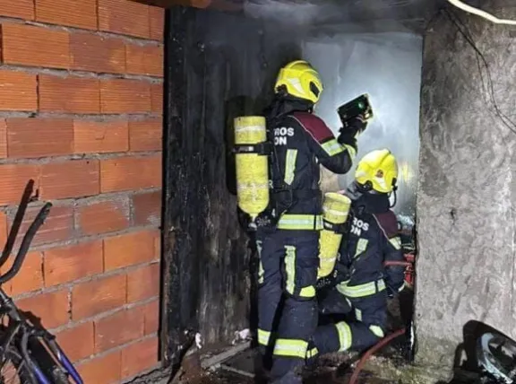 Incendio en una sala de ensayo de Rawson: fuego, humo y fuertes pérdidas