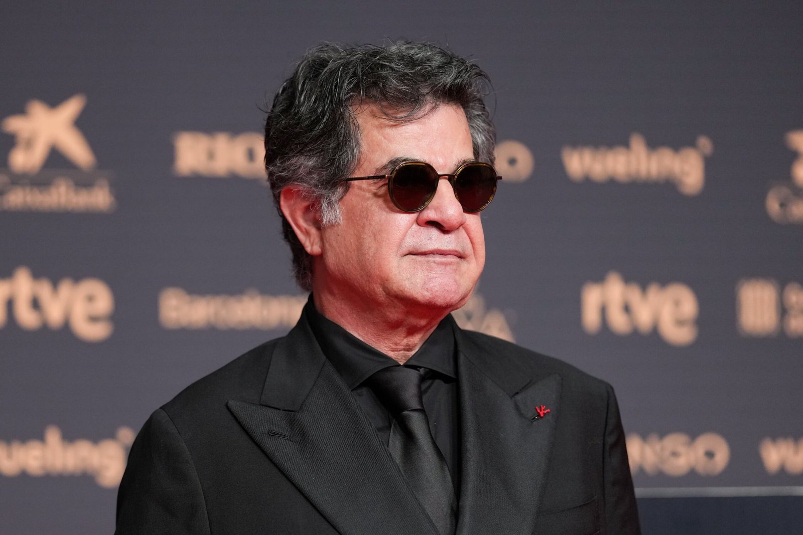 Irán condena a cinco años de prisión al cineasta Jafar Panahi y confisca sus bienes
