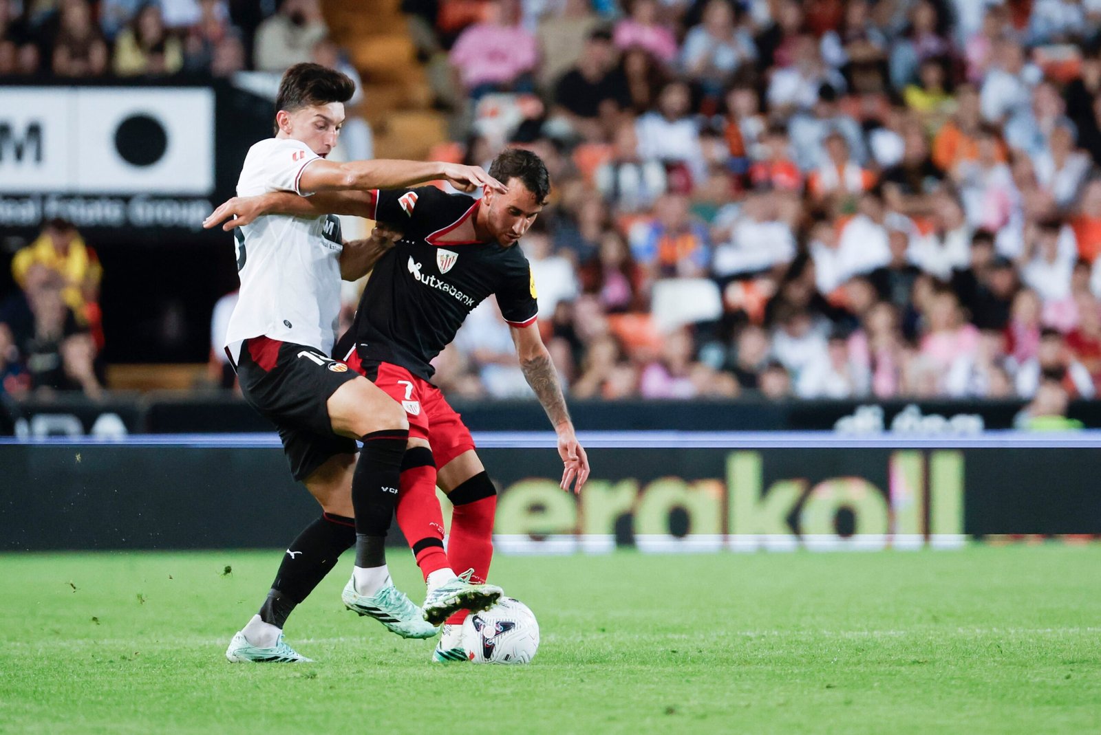 Javi Guerra sostiene al Valencia