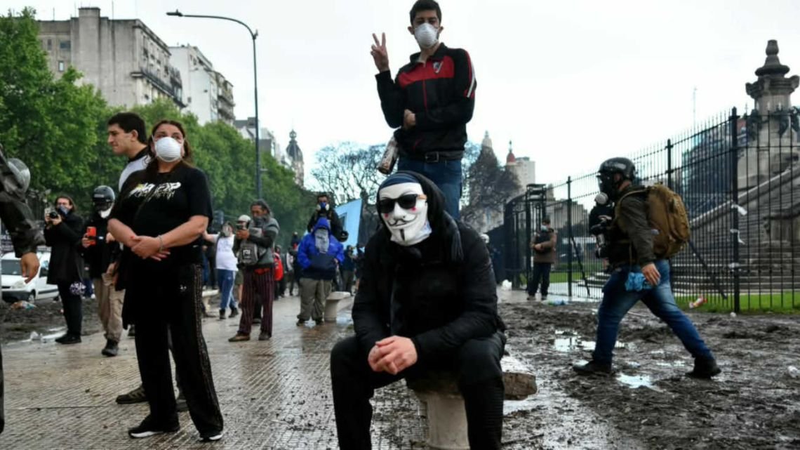 Jorge Macri prometió cazar a los "zurdos infiltrados" y el Gobierno denunció un ataque terrorista al Congreso