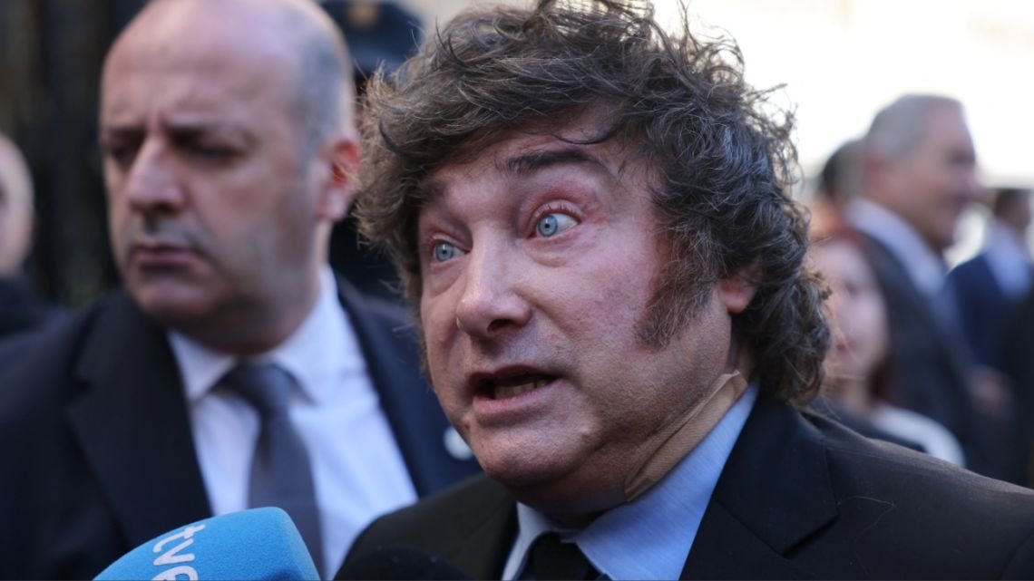 La explicación del Gobierno sobre la venda que Milei usó en el cuello durante su viaje a España
