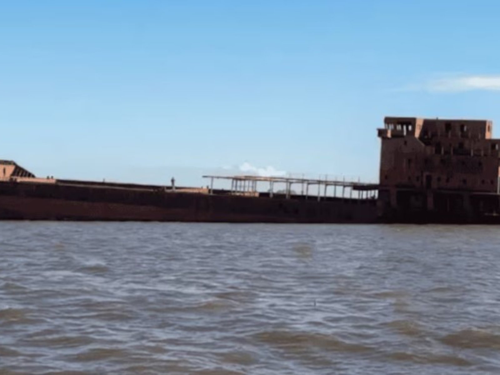 La historia de "Uros-Z", el barco fantasma que quedó a la deriva en la crecida del río Paraná por efecto de El Niño