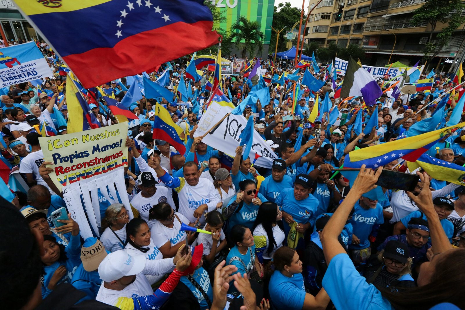 La oposición sale a la calle en Venezuela para exigir fecha electoral ante la parálisis del diálogo