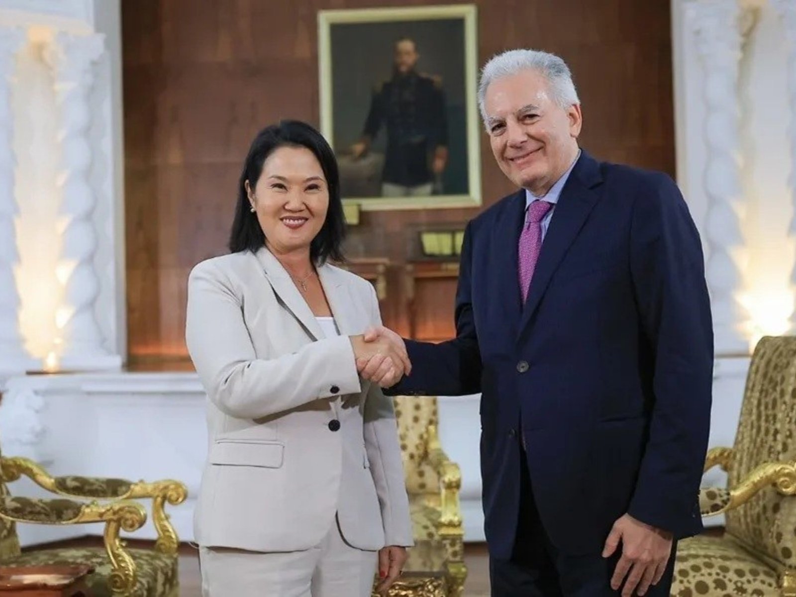 La presidenta de Perú oficializó a Álvaro Vargas Llosa como embajador en EE.UU.