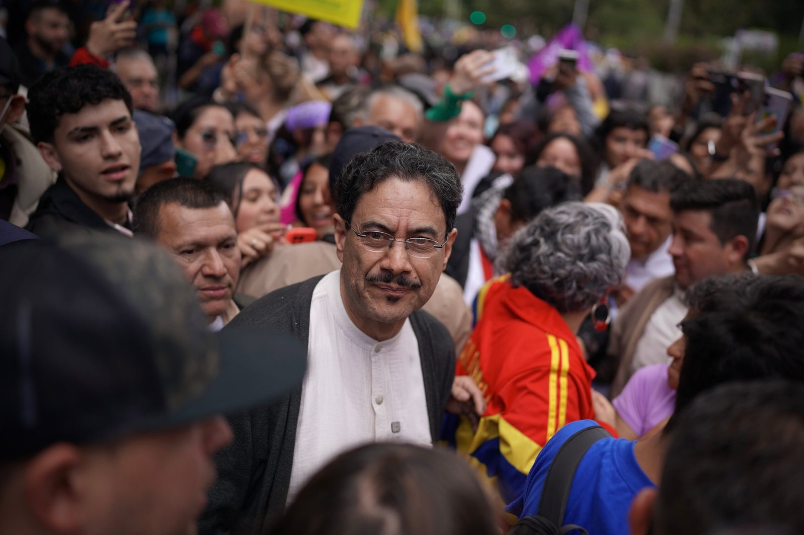 Iván Cepeda en la protesta contra Abelardo de la Espriella en Bogotá, este miércoles.