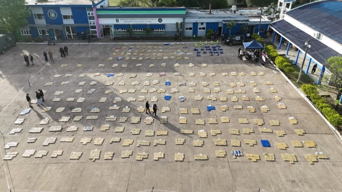 Llevaban casi cinco toneladas de marihuana ocultas entre carbón en un camión robado en Chaco