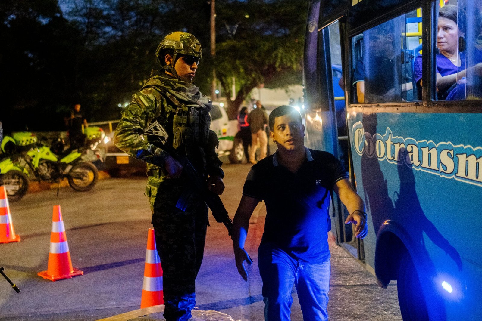 Soldados del Ejército colombiano patrullan la ciudad de Santa Marta tras el paro armado, el 25 de septiembre de 2026.
