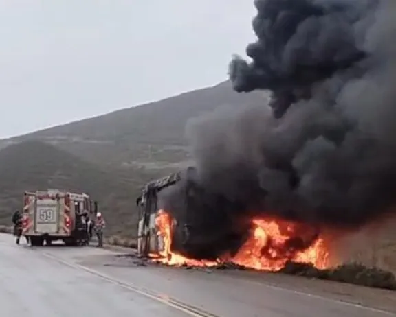 Los petroleros escaparon por las ventanas tras incendio del colectivo en la Ruta 26