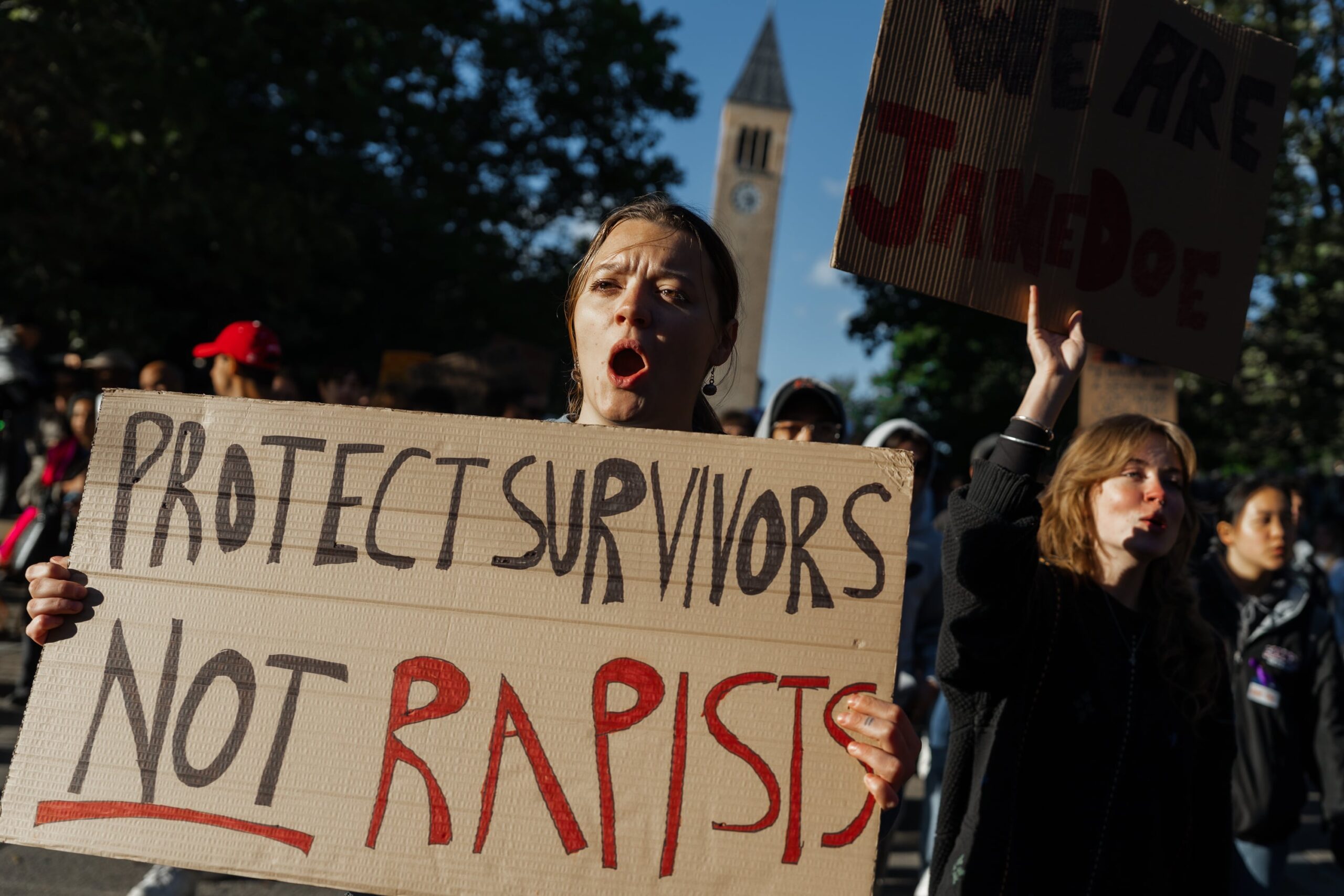 Los profesores de Cornell elevan las críticas contra la universidad por su gestión de la violación múltiple de una alumna