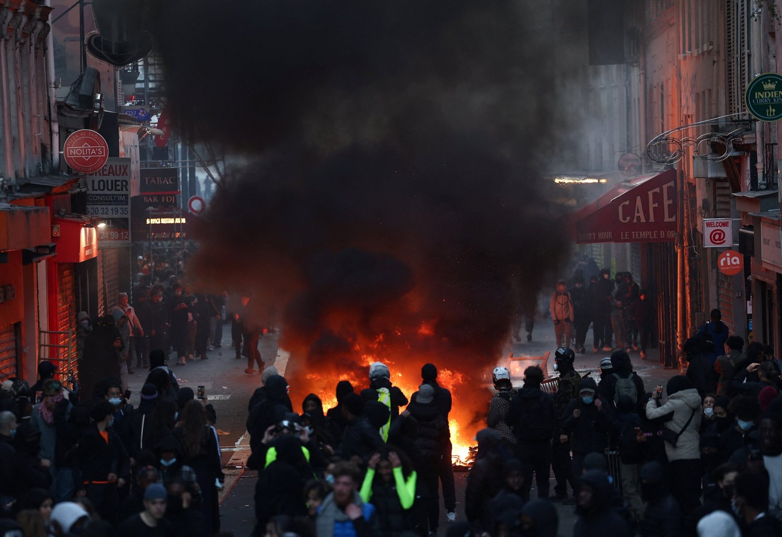 Macron acusa a la “extrema izquierda” de inflamar la calle