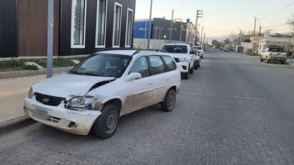 Manejaba alcoholizado, perdió el control y chocó contra dos vehículos estacionados en Kilómetro 5