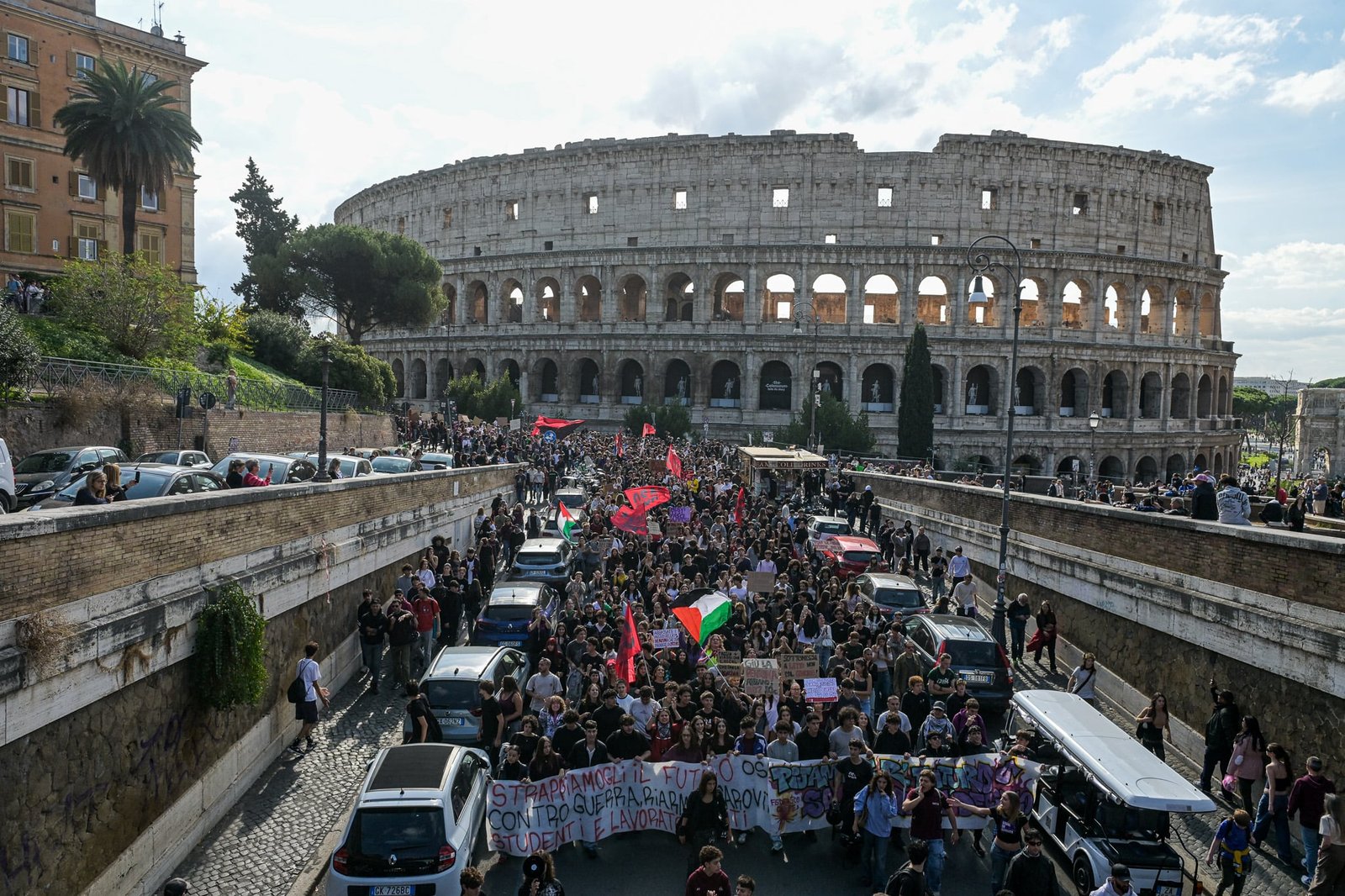 Manifestaciones sin incidentes en toda Italia en una huelga general contra el coste de la vida y el rearme