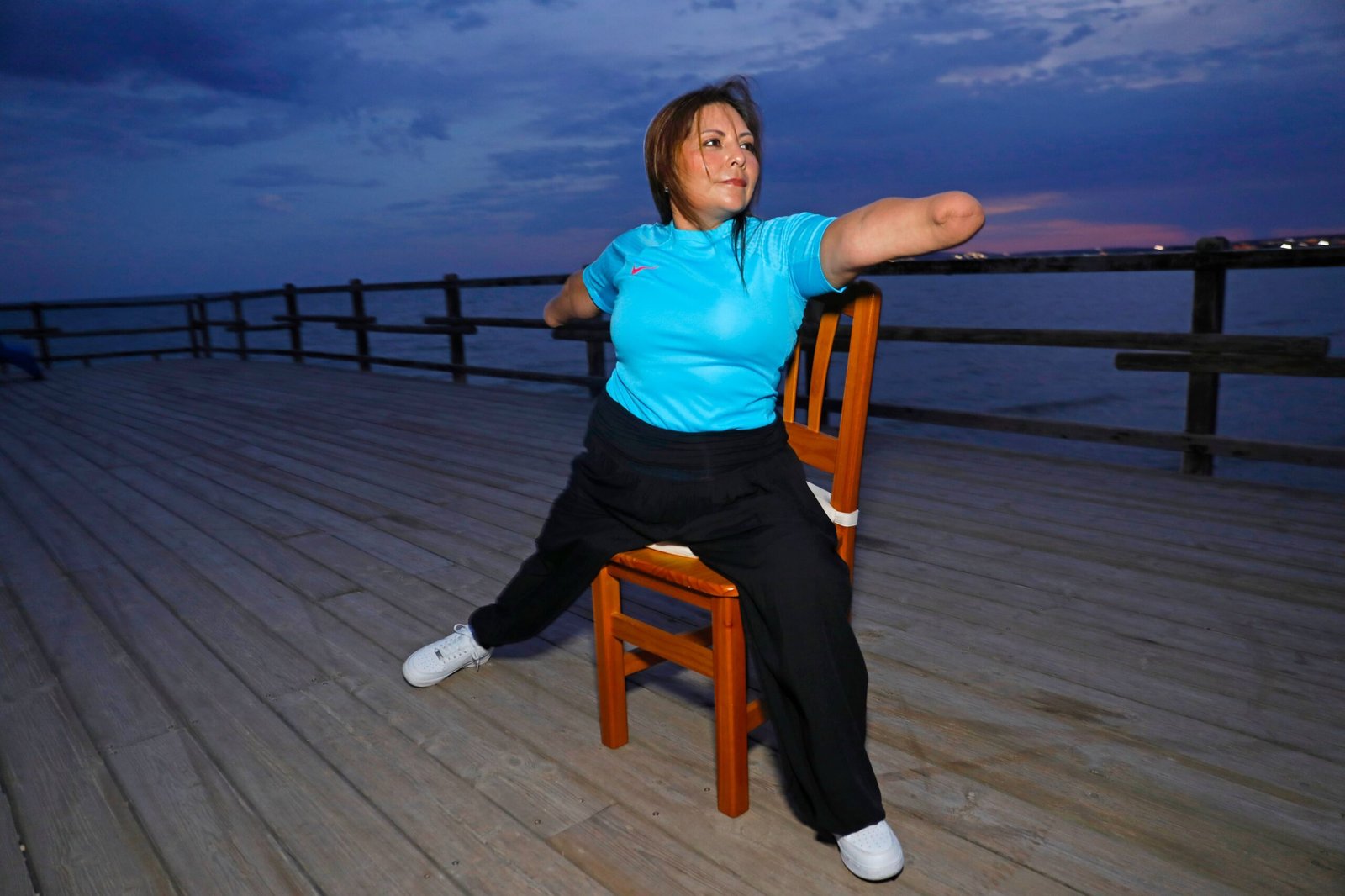 Xiomara González, una joven médica que sufrió una enfermedad autoinmune, utiliza los beneficios del yoga inclusivo para su recuperación.