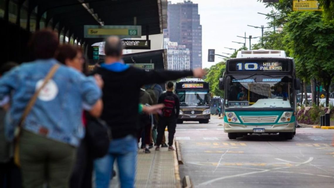 Más de 100 líneas de colectivo reducirán un 50% su frecuencia nocturna por falta de pago