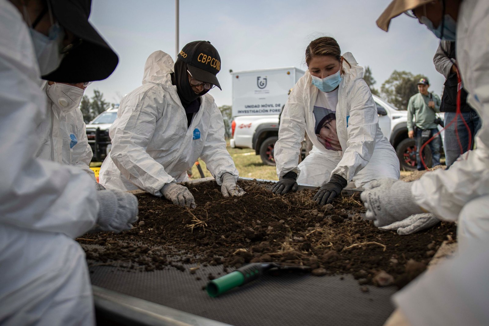 Familiares de personas desaparecidas realizan tareas de identificación en las inmediaciones de la laguna La Habana, en Ciudad de México, el 16 de abril.