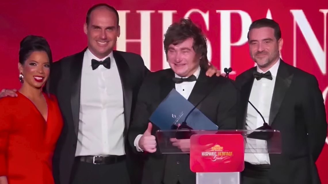 Milei se mostró junto a Eduardo Bolsonaro en la gala del trumpismo y respaldó a Flávio contra Lula