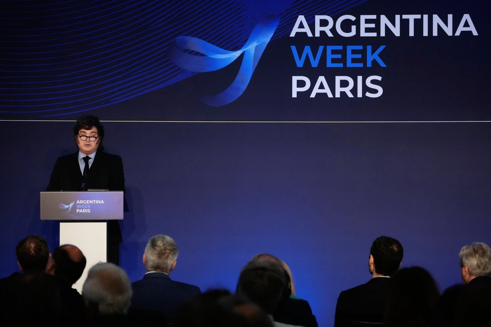 Milei vende la ciudadanía argentina a 350.000 dólares por persona y oferta descuentos para familias